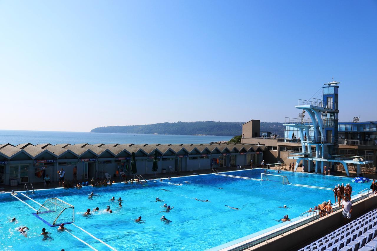 Sea Port Celebrity Apartment - Lets4Holiday ヴァルナ エクステリア 写真